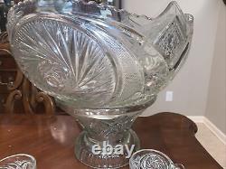 L. E. Smith Aztec & Slewed Horseshoe Glass Punch bowl Under plate cups Ladle base